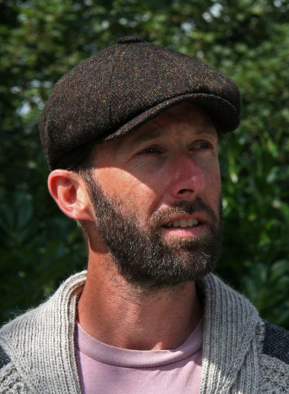 Model wearing tweed peaky blinders hat 